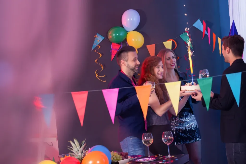Amigos celebrando un cumpleaños