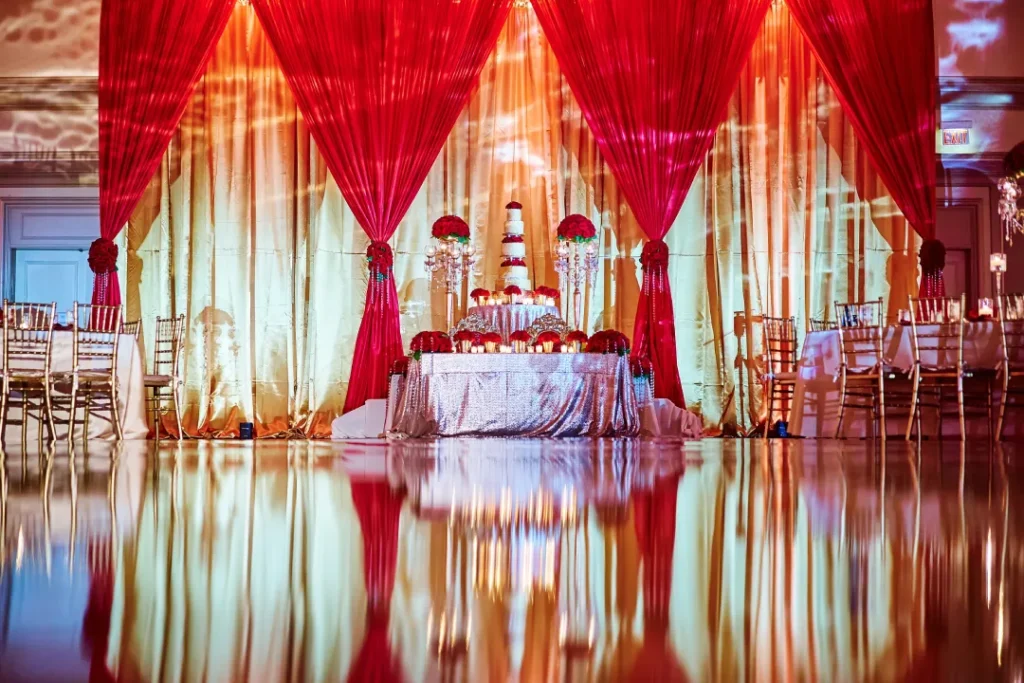 Decoración elegante en tonos rojos