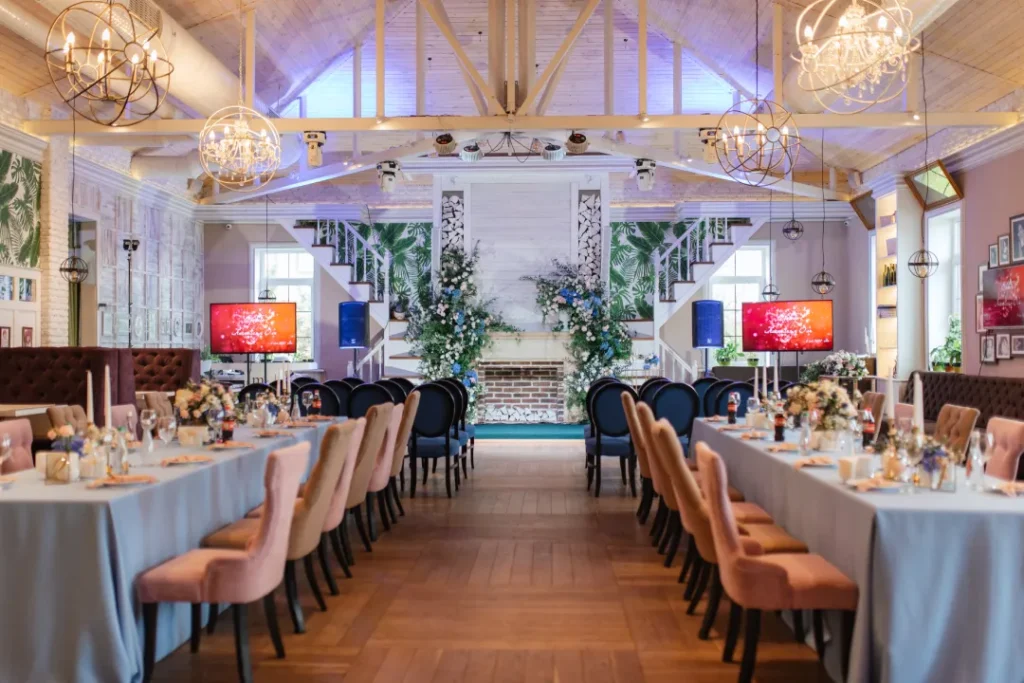 Salón luminoso preparado para una recepción