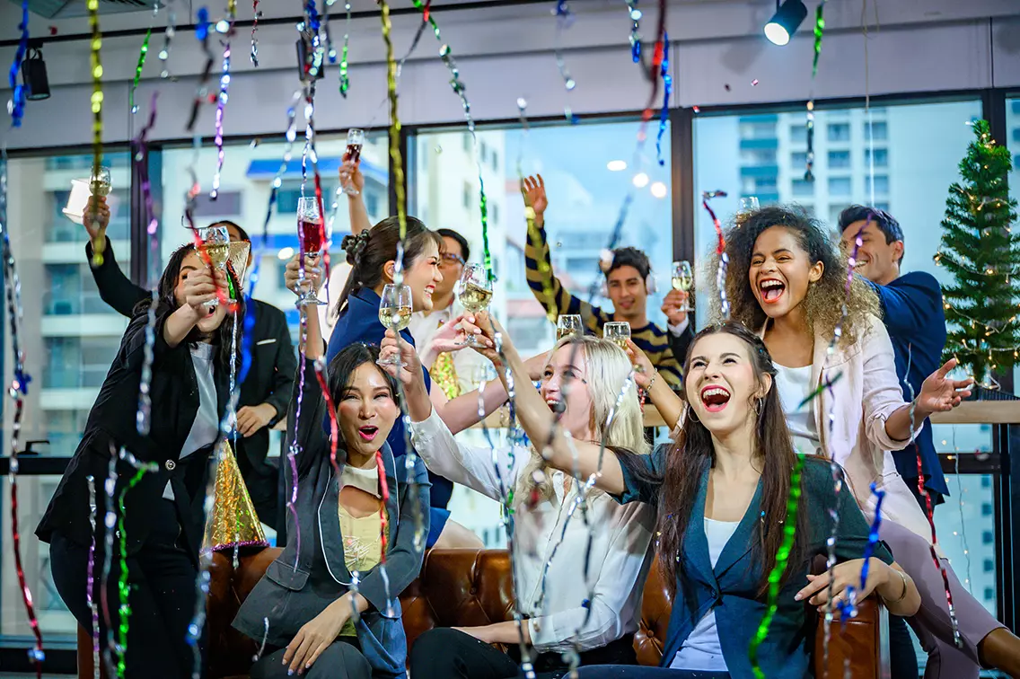 Invitados celebrando juntos